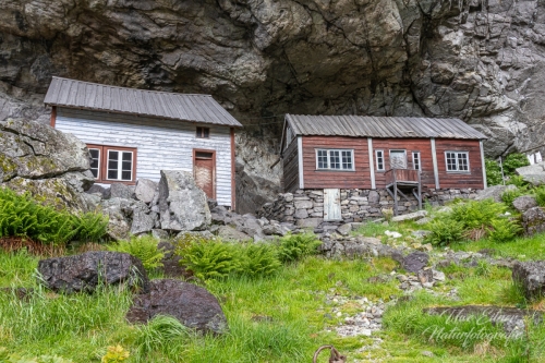 Helleren - Häuser unterm Fels